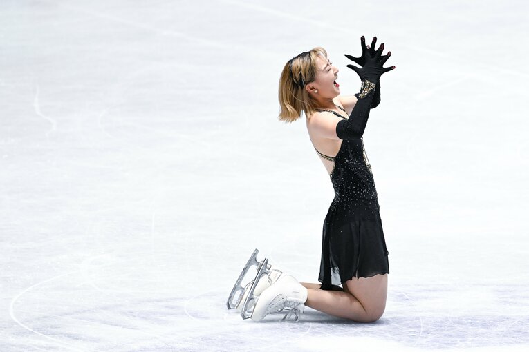 「まさか最後にコケるの？」と苦笑いで膝をつく坂本（3枚目／全3枚中）　©︎Asami Enomoto