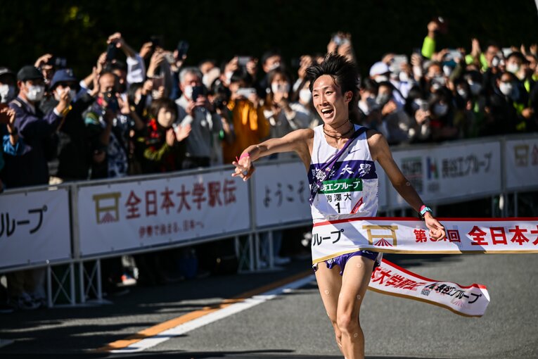 全日本大学駅伝の3連覇を成し遂げ、3本指を掲げる花尾。箱根では「3冠」の3本指となるか　©Nanae Suzuki