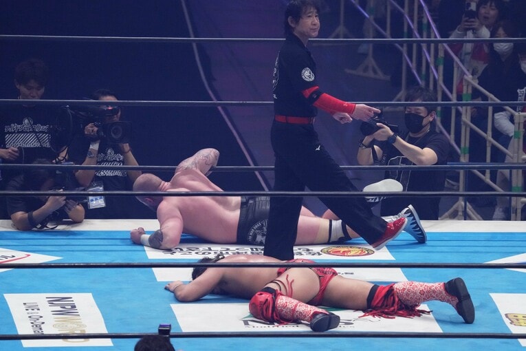 力つきダブルノックアウトとなってしまったゲイブ・キッドと辻陽太　©Essei Hara