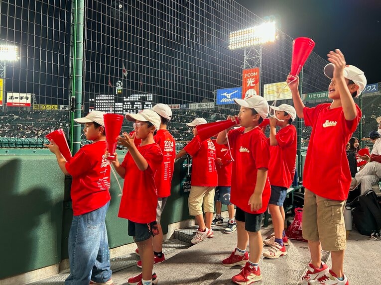 高知中央アルプスで『手のひらを太陽に」を歌って応援する野球少年たち　©Yukiko Umetsu