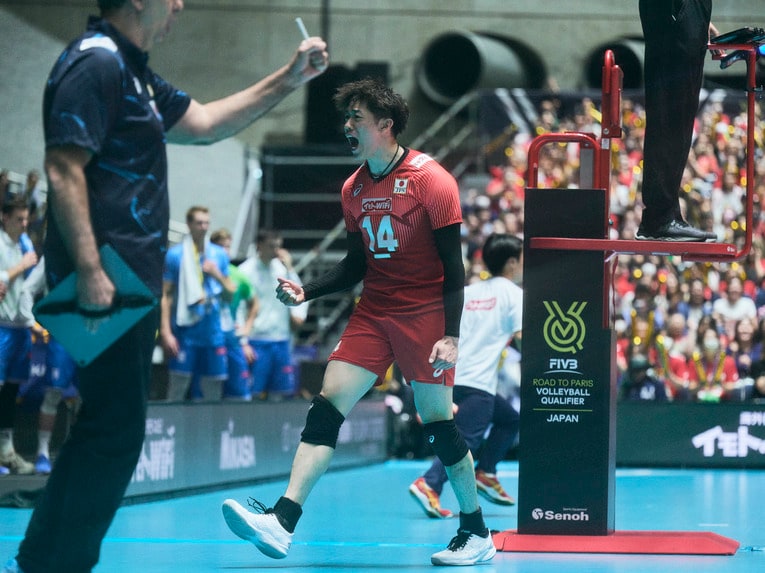 「絶対に勝つ」という強い想いが伝わる石川祐希の表情　©︎Yuki Suenaga