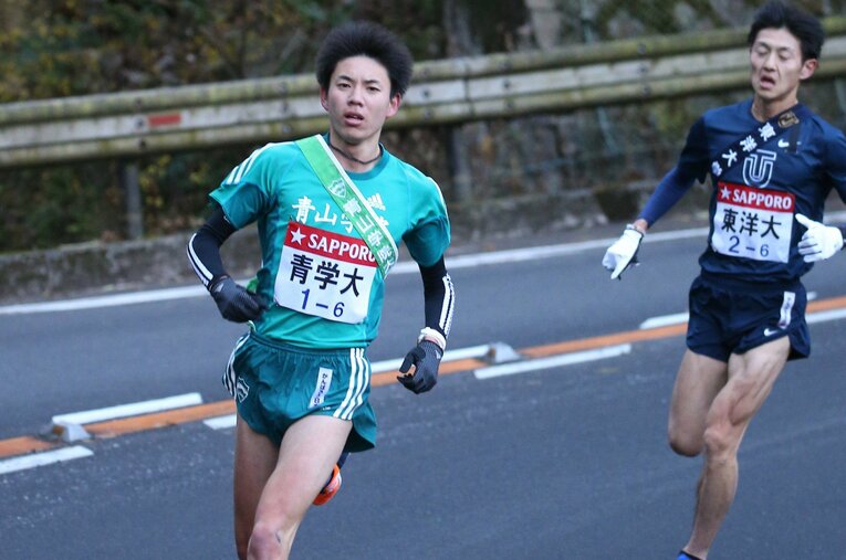 第94回大会の6区、青学大の小野田は東洋大の今西を抜き去ってトップに立つ ／ photograph by JIJI PRSS