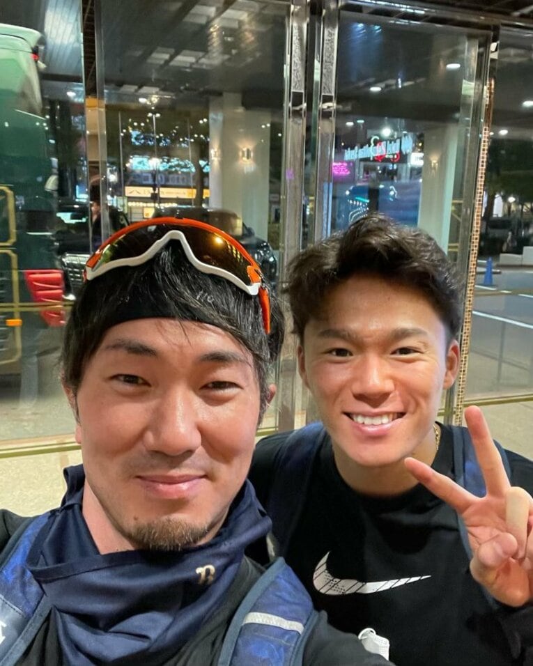 オリックス山本由伸と写真に収まるブルペン捕手・瓜野純嗣（本人提供）