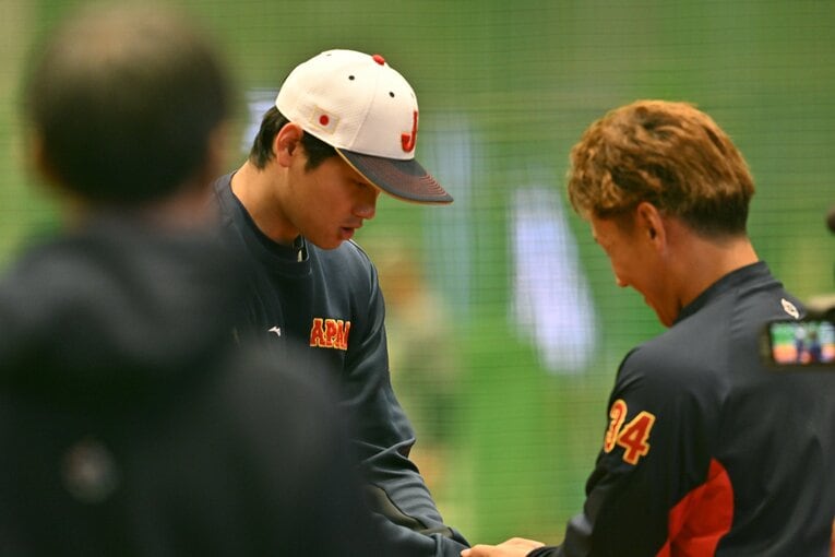 メジャーのキャンプから合流し、大谷翔平と会話する吉田正尚　©︎Naoya Sanuki