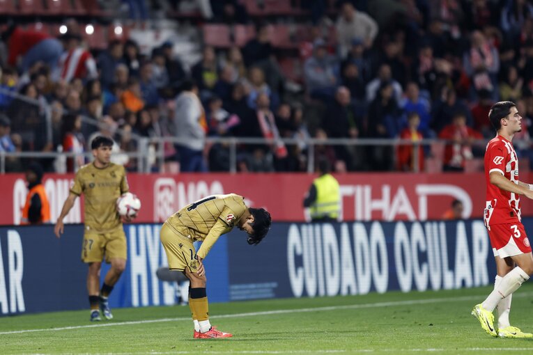 「久保建英に疲労感が…」日本代表で2万6000キロ移動の強行日程も「韓国人FWとユニ交換」ソシエダで途中出場、現地カメラマンが見た表情(3)