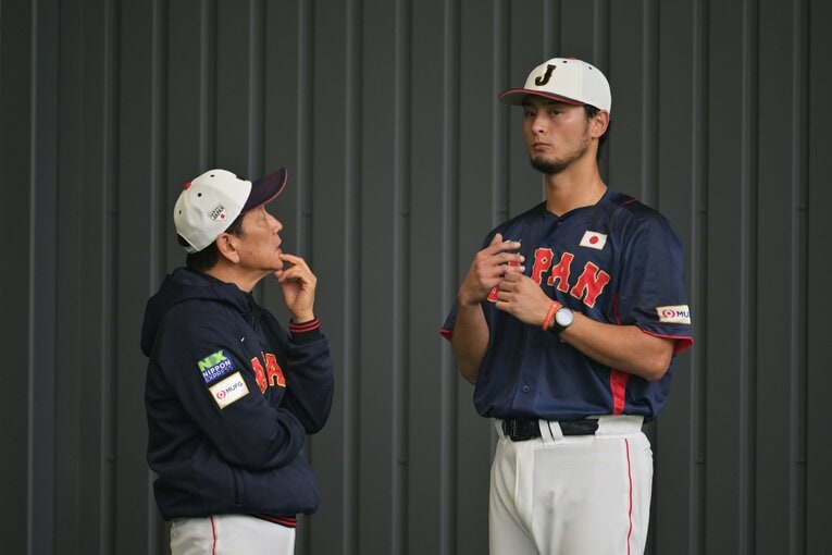 栗山監督から話しかけられるダルビッシュ　©Hideki Sugiyama