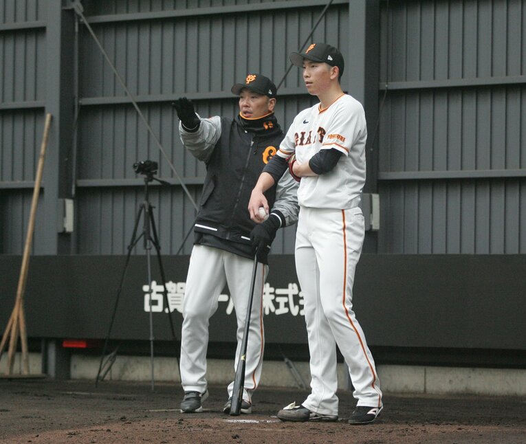 投球練習後に阿部慎之助ヘッド兼バッテリーコーチ（左）と話す巨人の戸郷翔征　©JIJI PRESS