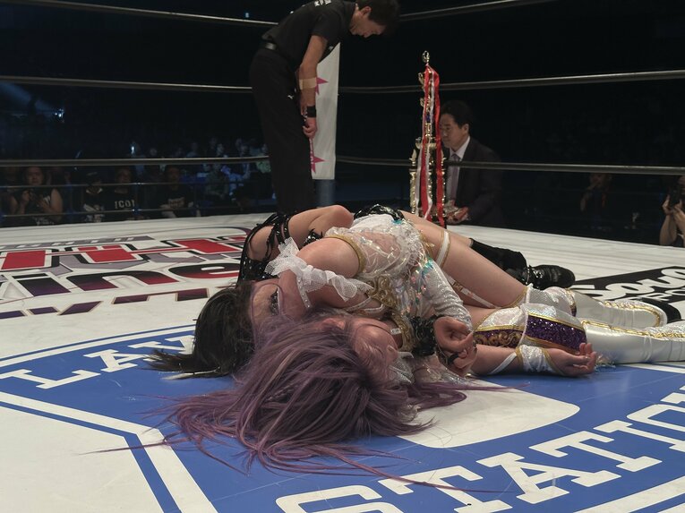 3カウントを奪った後も、しばらく立ち上がれなかった上谷　©Norihiro Hashimoto