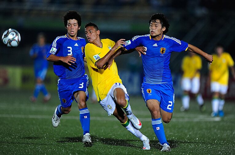 2009年のU-17W杯でネイマール擁するブラジルと対戦した日本代表。育成は堅苦しくなりすぎないようにしつつ、明確な整備が必要なのだろう ／ photograph by Jamie McDonald-FIFA/Getty Images