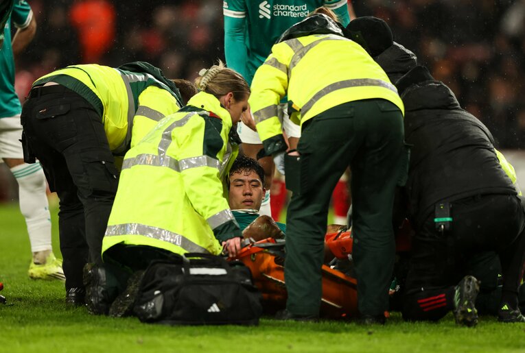 担架で運ばれる遠藤。直前に痛み止めの経口薬も投与された　©Getty Images