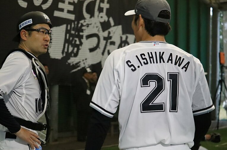 「カーブ、本当はもっと落ちるんですけどね」FA移籍・石川柊太に育成から復帰・石川歩も…若手中心の中、ロッテキャンプで注目の仕上がりは誰？(1) ／ photograph by Kou Hiroo