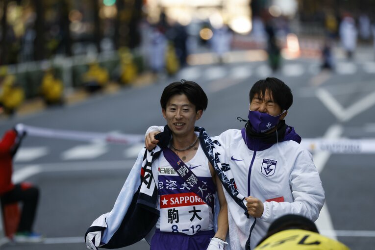 石川を迎える神戸（逆転優勝のゴールシーン21/23） ©JMPA