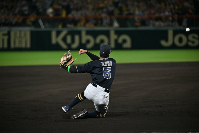 6回裏には阪神・大山の痛烈な打球を三塁・宗が捕球して二塁で封殺　©︎Hideki Sugiyama