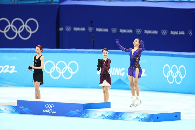 表彰式で喜ぶ坂本花織　©JMPA