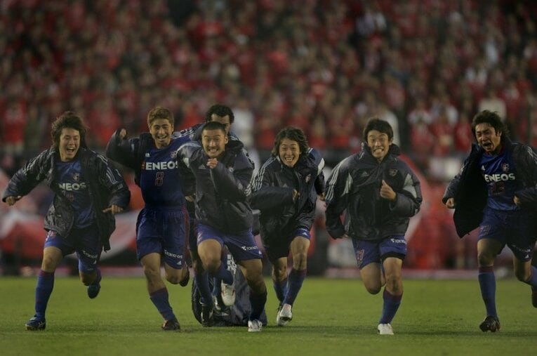 2004年ナビスコカップ、PK戦の末、FC東京が初タイトルを獲得。歓喜の瞬間、GK土肥洋一の元へ駆け寄った ／ photograph by Toshiya Kondo