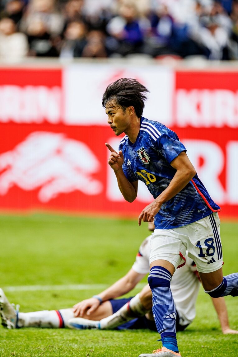 三笘薫のゴール連続写真（7／8）　©Kiichi Matsumoto