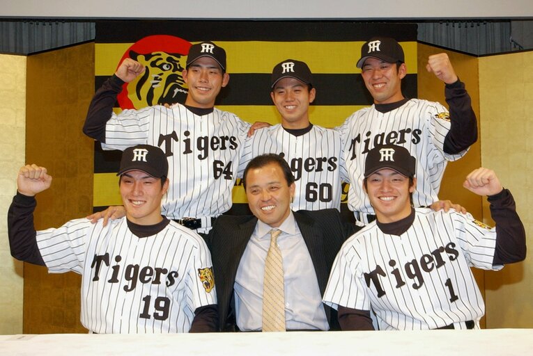 阪神の新入団選手発表。自由獲得枠で早大・鳥谷敬内野手（前列右）を獲得した（2003年12月）©︎JIJI PRESS