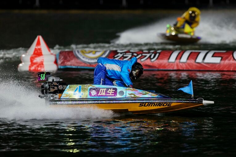 グランプリ優勝に向けて、夜の水面を突き進む瓜生。後方に写るのが5号艇の白井英治　©日本モーターボート競走会