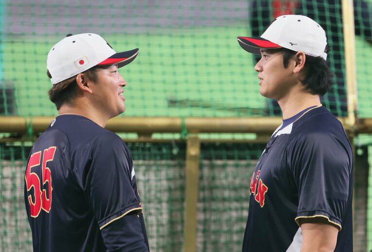 写真はオーストラリア戦。試合前練習で話をする村上と大谷　©KYODO