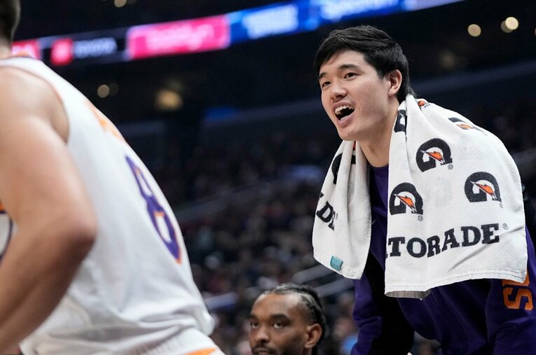 チームメイトに声をかける渡邊雄太（フェニックス・サンズ）。12月から出場機会を減らしているが、現状を受け止め、再び上昇を目論む ／ photograph by AP/AFLO