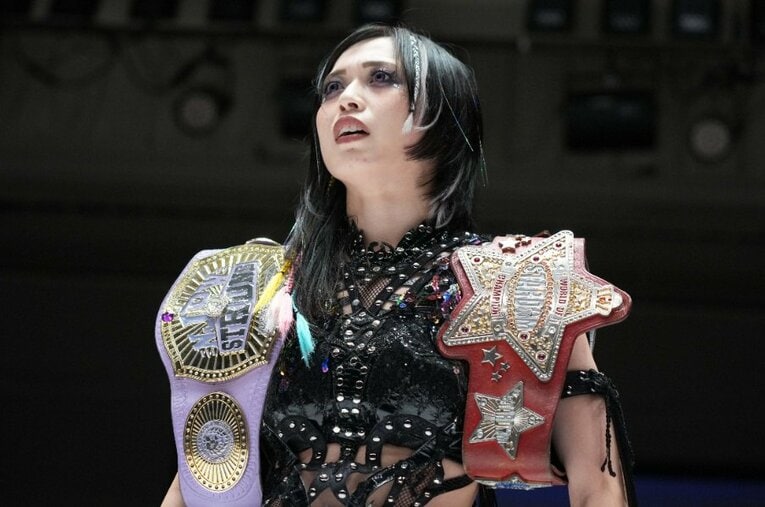 スターダムの赤いベルトと新日本プロレスのSTRONG女子王座のベルトを保持する上谷沙弥。東京ドームでの興行をぶち上げ、プロレス大賞MVP獲りに走る ／ photograph by Essei Hara