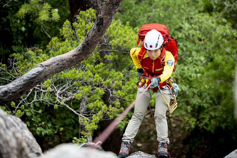 長野県警の山岳遭難救助隊として活動する秋山穂乃果　©Sho Fujimaki