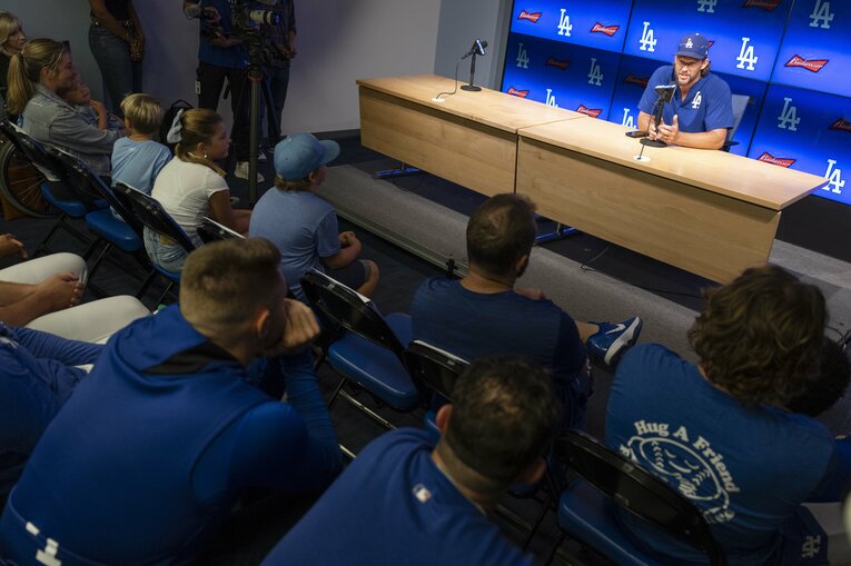 【全100枚超／涙なしには見られない…カーショーと大谷、ドジャースのテレビに映らない名場面】カーショーの引退会見で涙するフリーマン（写真はまだまだ続きます）　©Getty Images