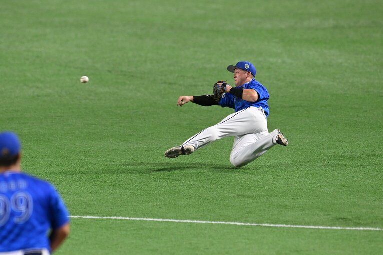 日本シリーズ第5戦、懸命に送球する牧秀悟　©Naoya Sanuki