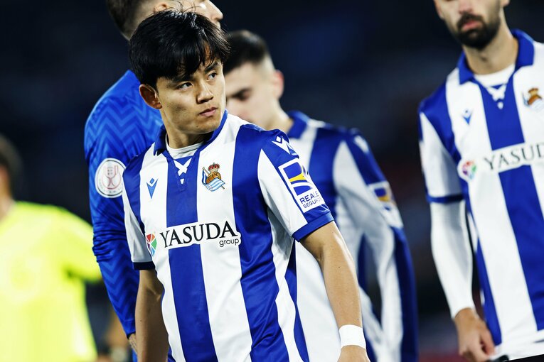 「173cmの久保建英が180cmに空中戦勝利」「反則まがいのマークも…」“キレキレな久保写真”を撮った中で、一瞬とらえた意外な仕草とは(4)