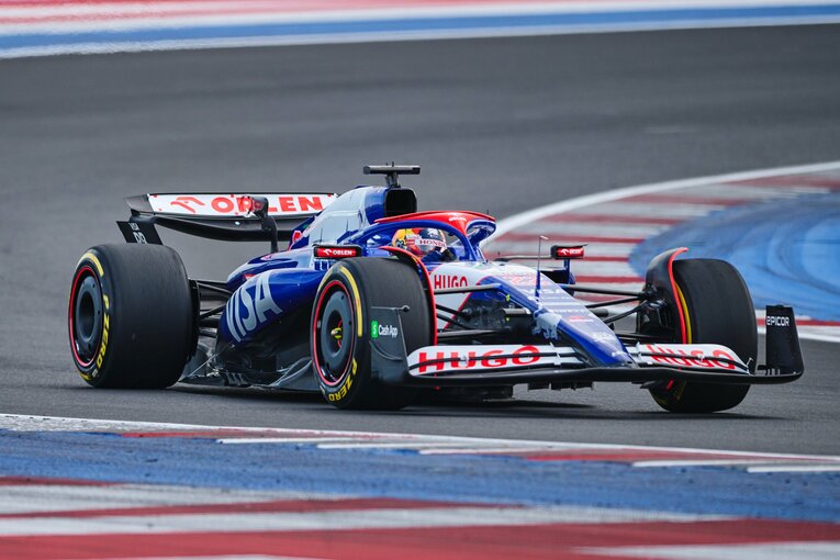 チームが設けた撮影用の走行日に、新車VCARB01を走らせる角田　©Getty Images / Red Bull Content Pool