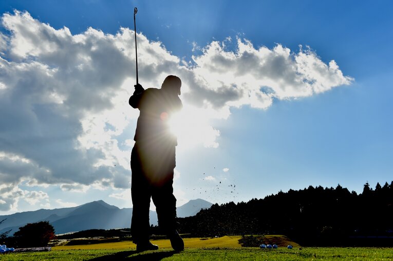 2013年には日本男子レギュラーツアー史上初のエージシュート（当時66歳・スコア62）を達成した　※『誰も書けなかった ジャンボ尾崎』より