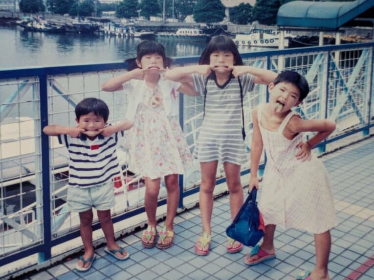 きょうだいとポーズを決める幼少期の島村春世（一番右、写真＝母・伊緒里さん）