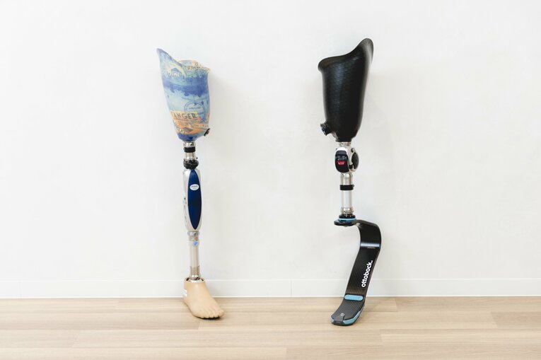 カーボン製の板バネを着装するスポーツ用義足は高価でメンテナンスが難しく、使用できる環境も限られているため、日本国内において普及率が高まっていない現状がある。補装具費支給制度の適応外にあたり、利用者の高額負担となるのが一番の課題ではあるが、義足ユーザーが日常的にスポーツを楽しむという環境が整っていないとも言える