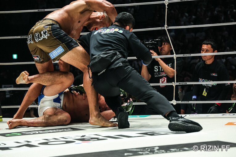 追撃のパウンドを落とすエドポロキング。レフェリーが試合をストップした（5枚目／全5枚） ©RIZIN FF