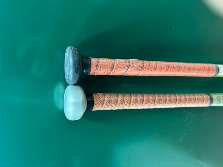 下は市販モデルのグリップエンド。大阪桐蔭・谷渕君の特注サイズはこれよりもグリップエンドが大きいという