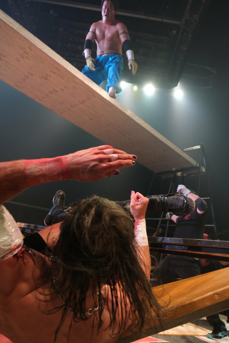 カリスマ葛西純「世の中は無駄な血を一滴も流すな」 頬を串刺し、人間ダーツ…それでもデスマッチが“ただの残虐ショー”ではない理由(57)