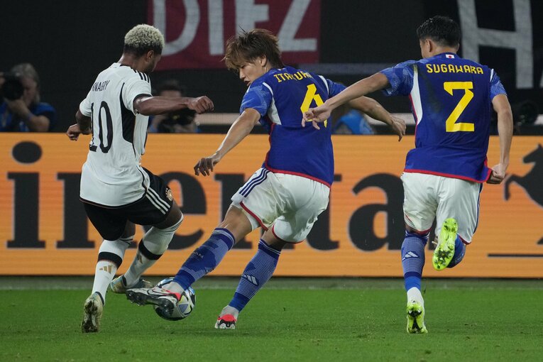 セルジュ・ニャブリの突破を阻止する板倉滉　©Masashi Hara