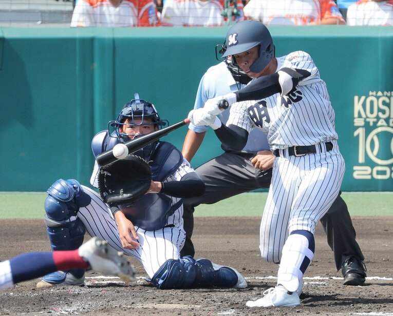 2回表に鳥取城北は送りバントを失敗。その裏、明徳はきっちり送り、平尾成歩が適時二塁打を打つ　©JIJI PRESS