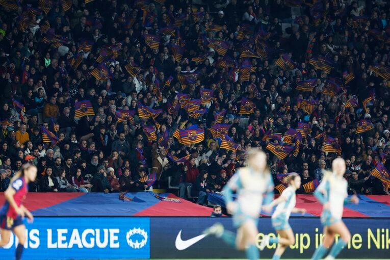 客の入りは遅かったが、多くのサポーターがスタジアムを埋めた　©Daisuke Nakashima