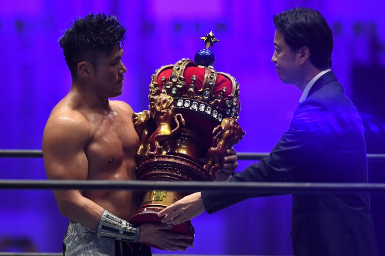 『NEW JAPAN CUP』のトロフィーを受け取るSANADA