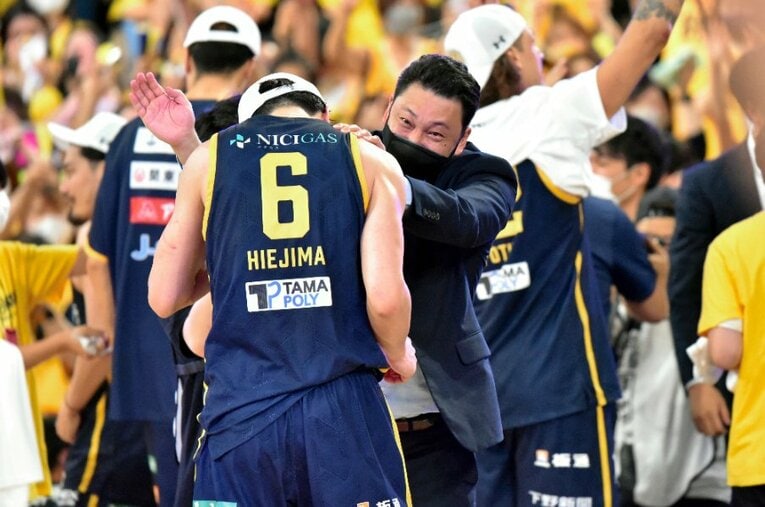 優勝を決め、比江島慎の肩を抱く安斎竜三HC ／ photograph by JIJI PRESS