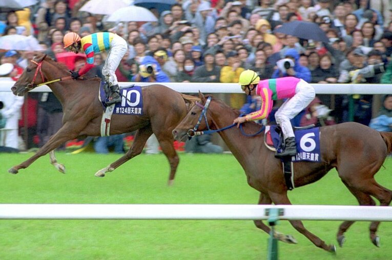 テイエムオペラオー（右）の“天皇賞4連覇”がかかっていた2001年の天皇賞・秋。抜け出した“世紀末覇王”を差し切ったのは、4番人気のアグネスデジタルだった。 ／ photograph by Sankei Shinbun