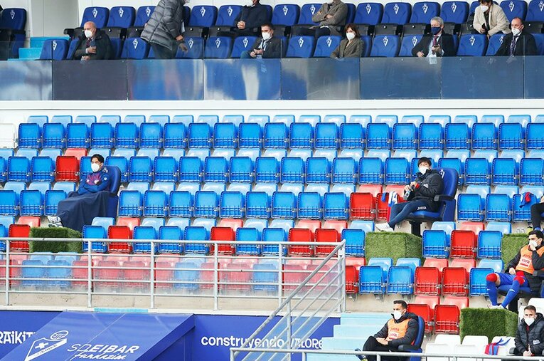 岡崎慎司と乾貴士は相手チームながらベンチで“一番近い位置”にいた ／ photograph by Daisuke Nakashima