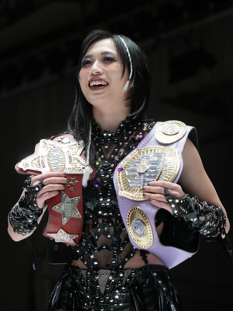 2本のベルトを肩にかけて笑顔を見せる上谷沙弥　©Essei Hara