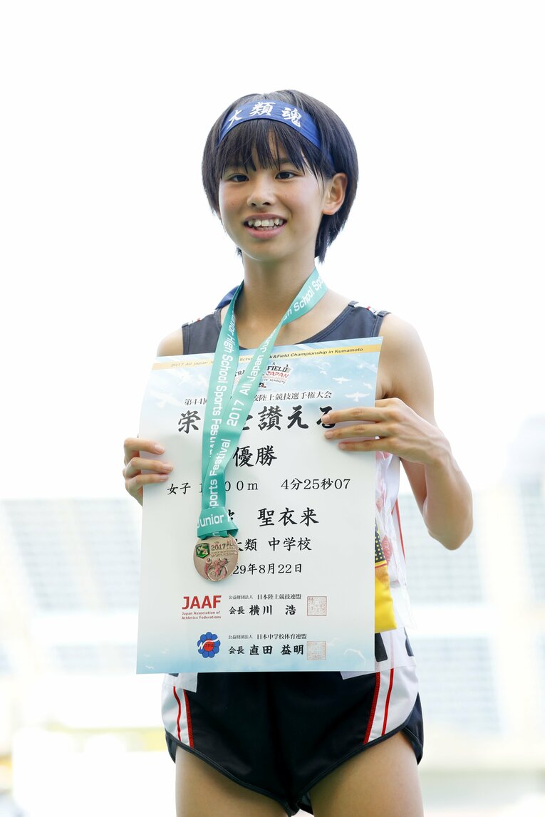 2017年全中陸上女子1500mで優勝し、表彰を受ける不破聖衣来14歳　©︎AFLO