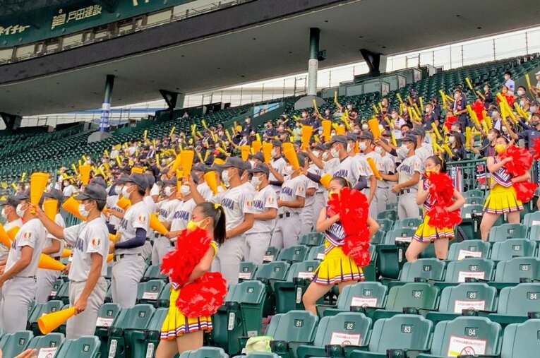 共学化に伴い、横浜高校が新体制で初めて迎える甲子園。伝統を残しつつ、チアリーディングが加わり華やかになった応援も見どころだ。 ／ photograph by Sports Graphic Number