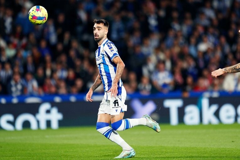 「“クボの疑惑PK”を写真で見ると」「日本代表ユニの少年も」ダービー熱狂のゴラッソ…映像で伝わりきらない“MVP久保建英”の英雄ぶり(19)