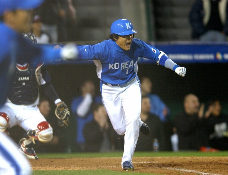 2006年3月15日、第1回WBC、2次ラウンドの日韓戦で決勝打となる2点タイムリーを放ったジョンフの父、イ・ジョンボム　©JIJI PRESS