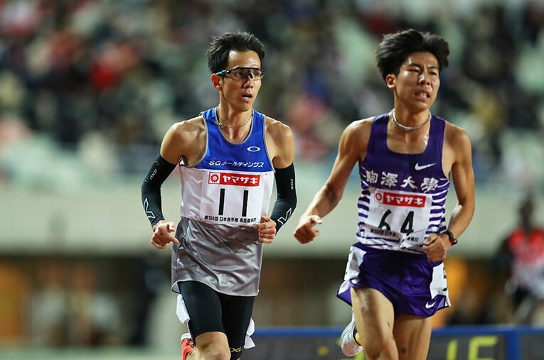昨年12月4日の日本選手権10000mで奮闘した佐藤（左）。駒大エースの田澤廉とも競り合った ／ photograph by AFLO