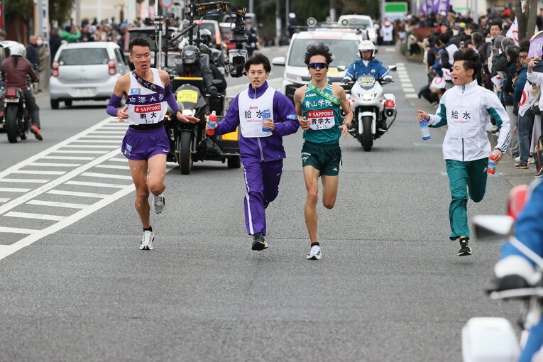 給水時は4人が並走　©JMPA